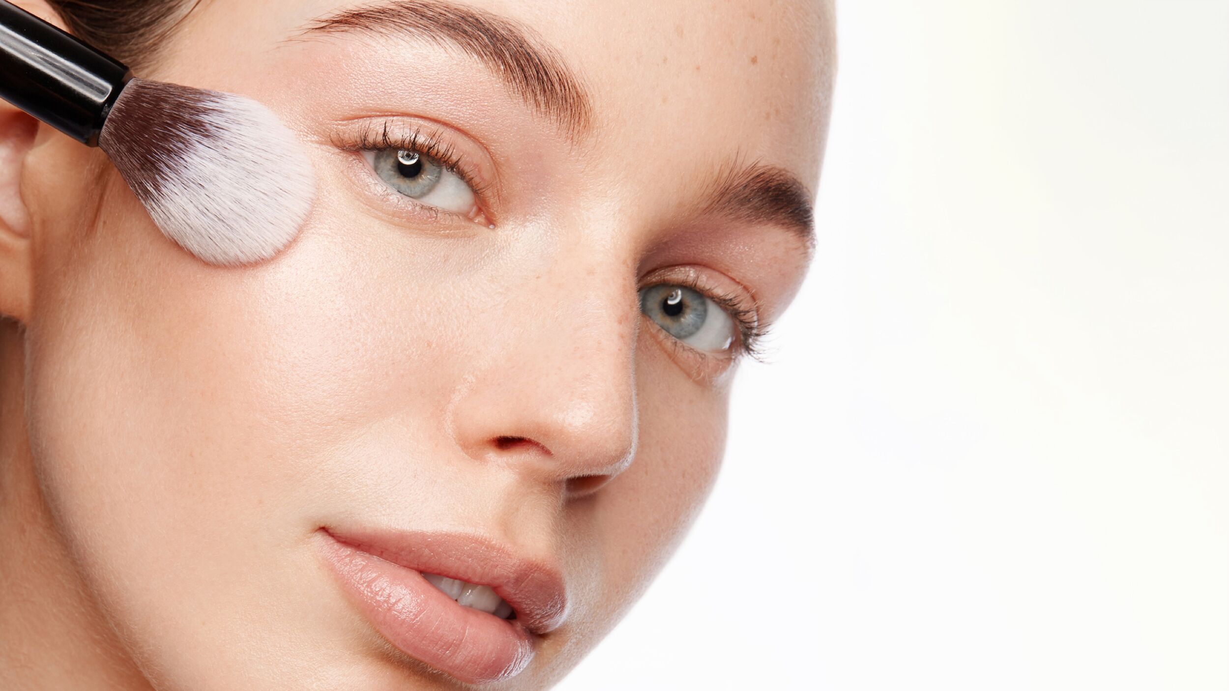 how-to-contour-makeup-hero.jpg How to contour hero