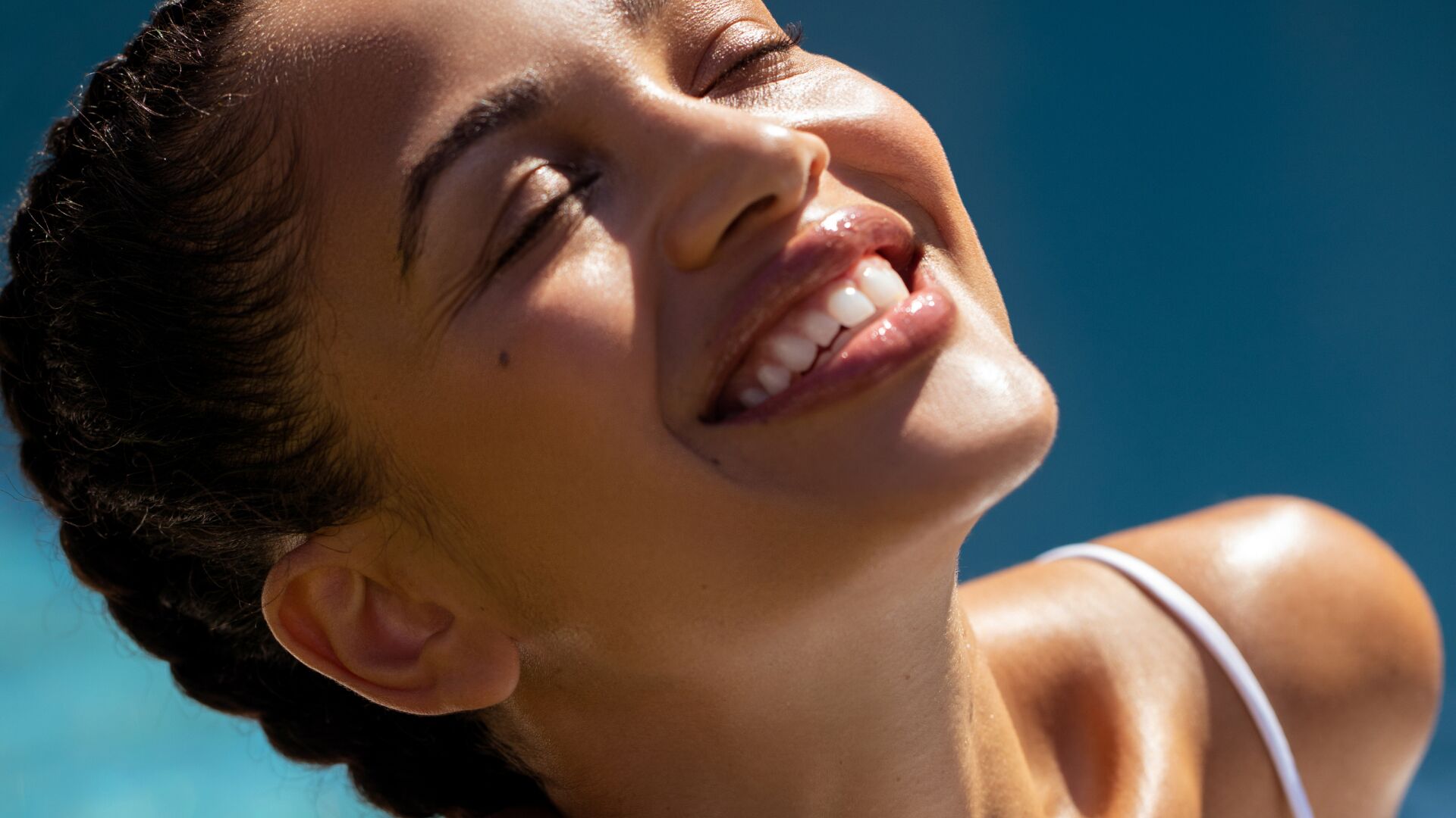 how-to-tan-model.jpg BEAUTY PIE Model smiling