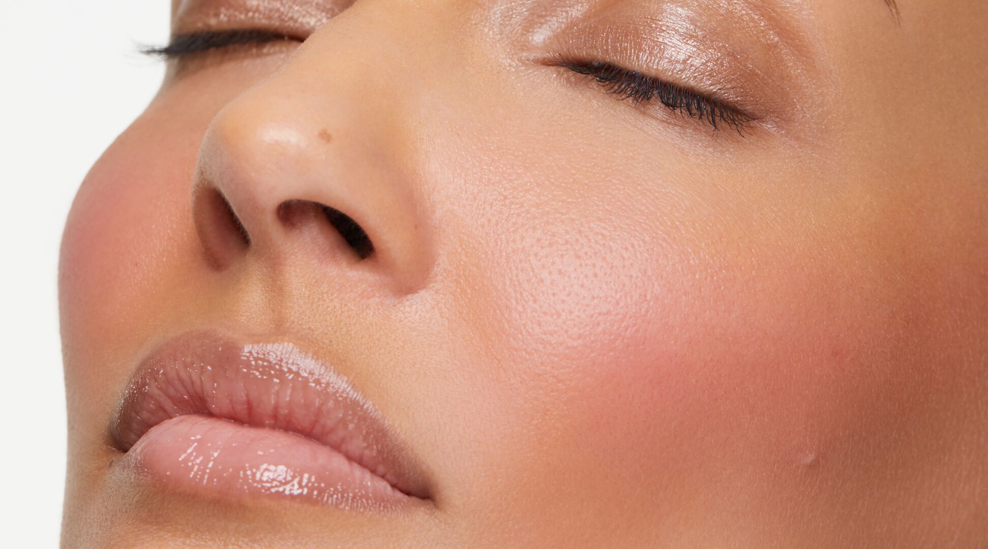 one-powder-wonder-uberlucent-universal-model.jpg Layer BEAUTY PIE's One Powder Wonder™ in Uberlucent Universal beneath your cream blush