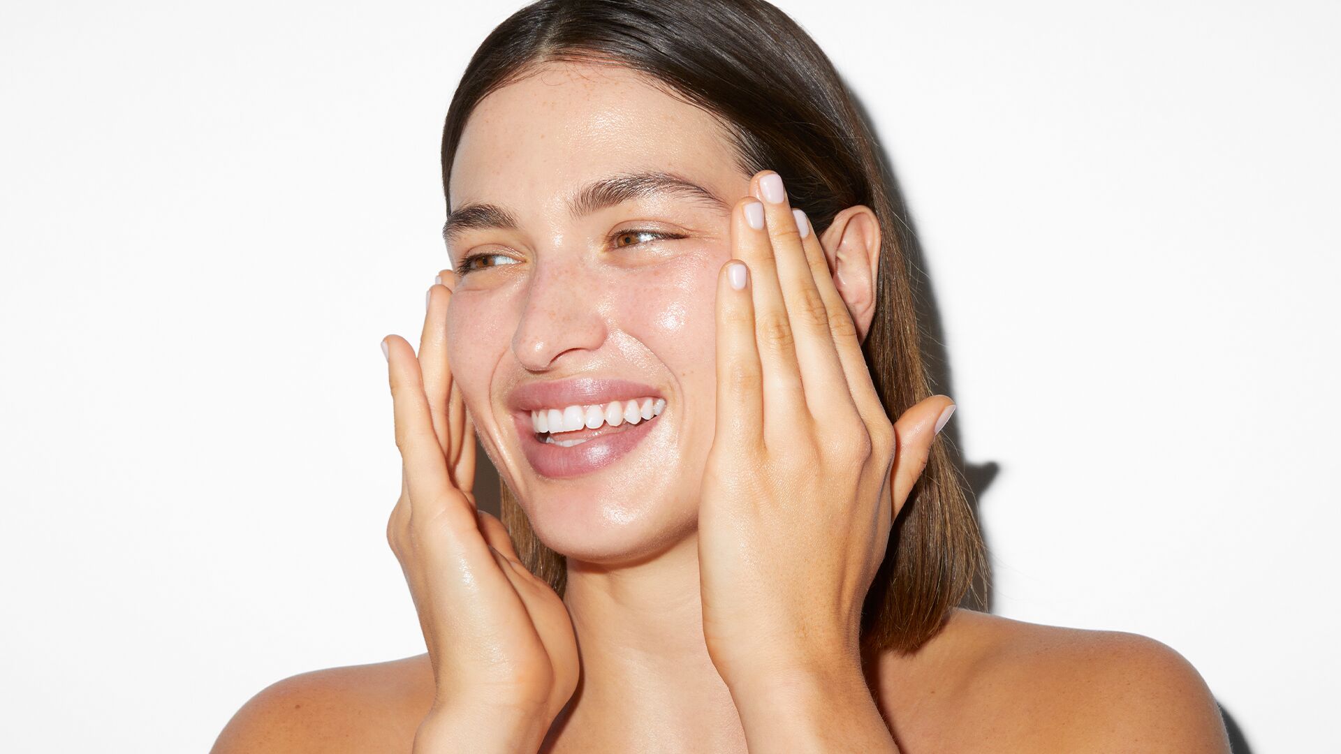 spf30_blog_hero.jpg Bronzed model applying SPF30