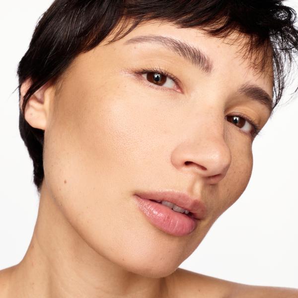 AWESOME-BRONZE-BRONZER_GOLDIELUX_MODEL-2_PDP_2025_WEB