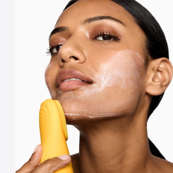Cleansing_Brush_YELLOW_PDP_MODEL_WEB