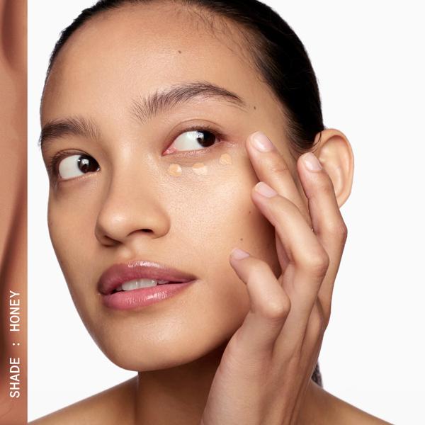 EVERYDAY_GREAT_SKIN_HYALURONIC_BLUR_CONCEALER_HONEY_190224_PDP_ECOM_1X1_MODEL_131_2025_WEB