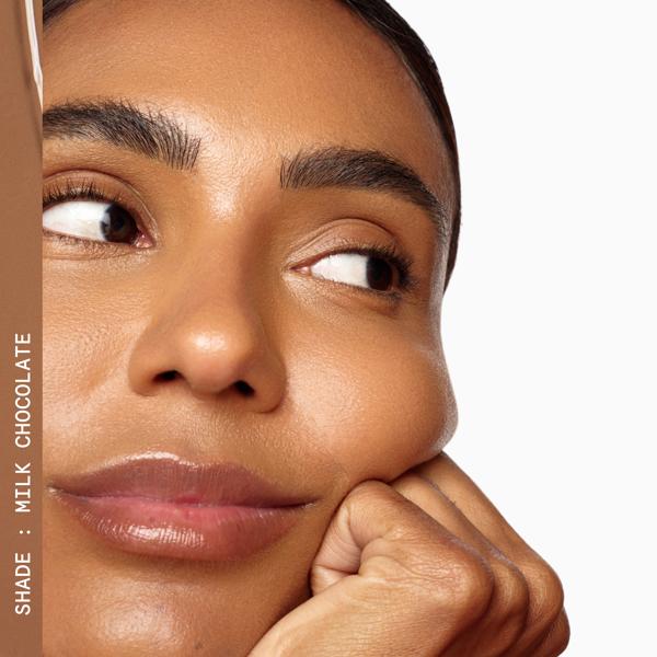 EVERYDAY_GREAT_SKIN_HYALURONIC_BLUR_CONCEALER_MILK_191696_CHOCOLATE_PDP_ECOM_1X1_MODEL_122_2025_WEB