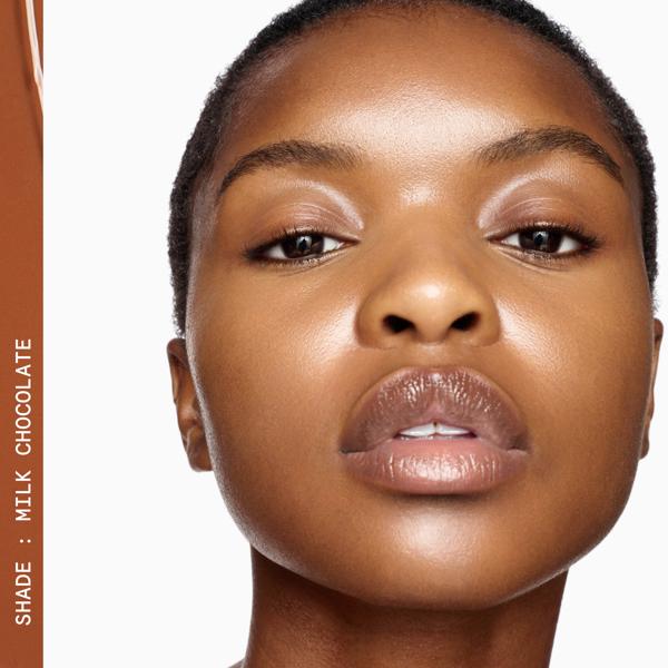 EVERYDAY_GREAT_SKIN_HYALURONIC_BLUR_CONCEALER_MILK_191696_CHOCOLATE_PDP_ECOM_1X1_MODEL_3_51_2025_WEB