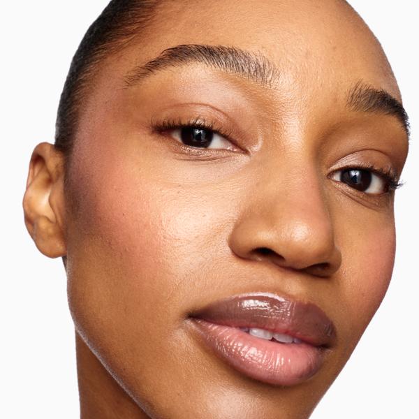 Luxe-Shine-Blush-Sticks_PECHE-SOIE_MODEL-2_PDP_2025_WEB