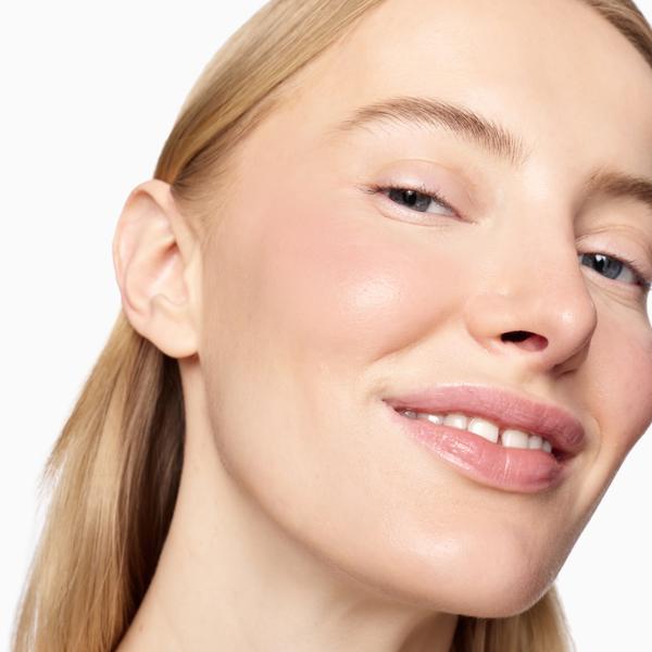 Luxe-Shine-Blush-Sticks_PECHE-SOIE_MODEL-3_PDP_2025_WEB