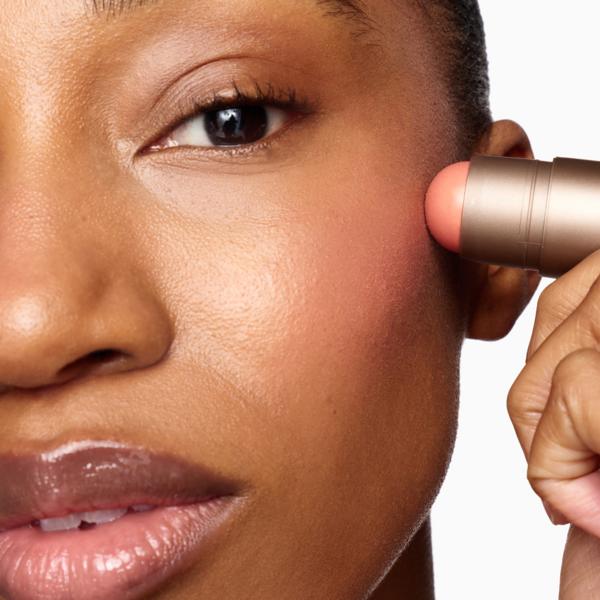 Luxe-Shine-Blush-Sticks_PECHE-SOIE_MODEL_PDP_2025_WEB