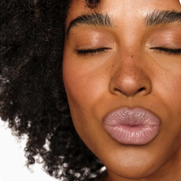 SHINE-UP-LIP-BALM_LOVE-LOVE-LOVE_PDP_2025__MODEL03_WEB