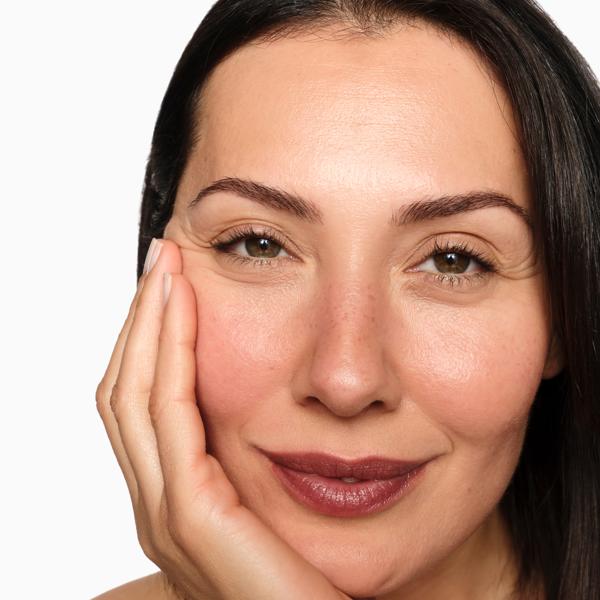 SHINE-UP-LIP-BALM__NAKED-BERRY_PDP_2025__MODEL_WEB