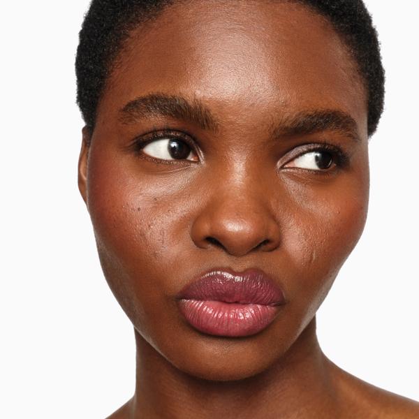 SHINE-UP-LIP-BALM__ON-THE-ROSE_PDP_2025__MODEL03_WEB