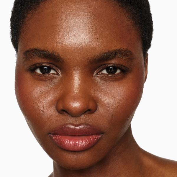 SHINE-UP-LIP-BALM__PRECIOUS-CORAL_PDP_2025__MODEL03_WEB