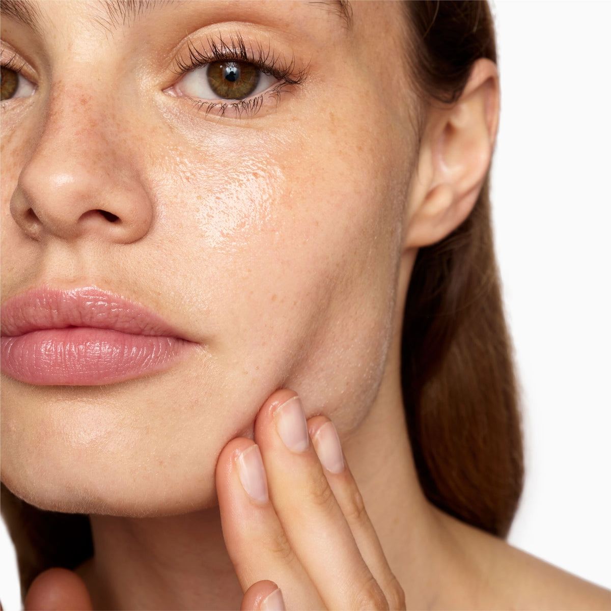 SUPERDROPS_BRIGHTENING_NIACINAMIDE_198671_PDP_ECOM_1X1_model_3_33_2025_WEB