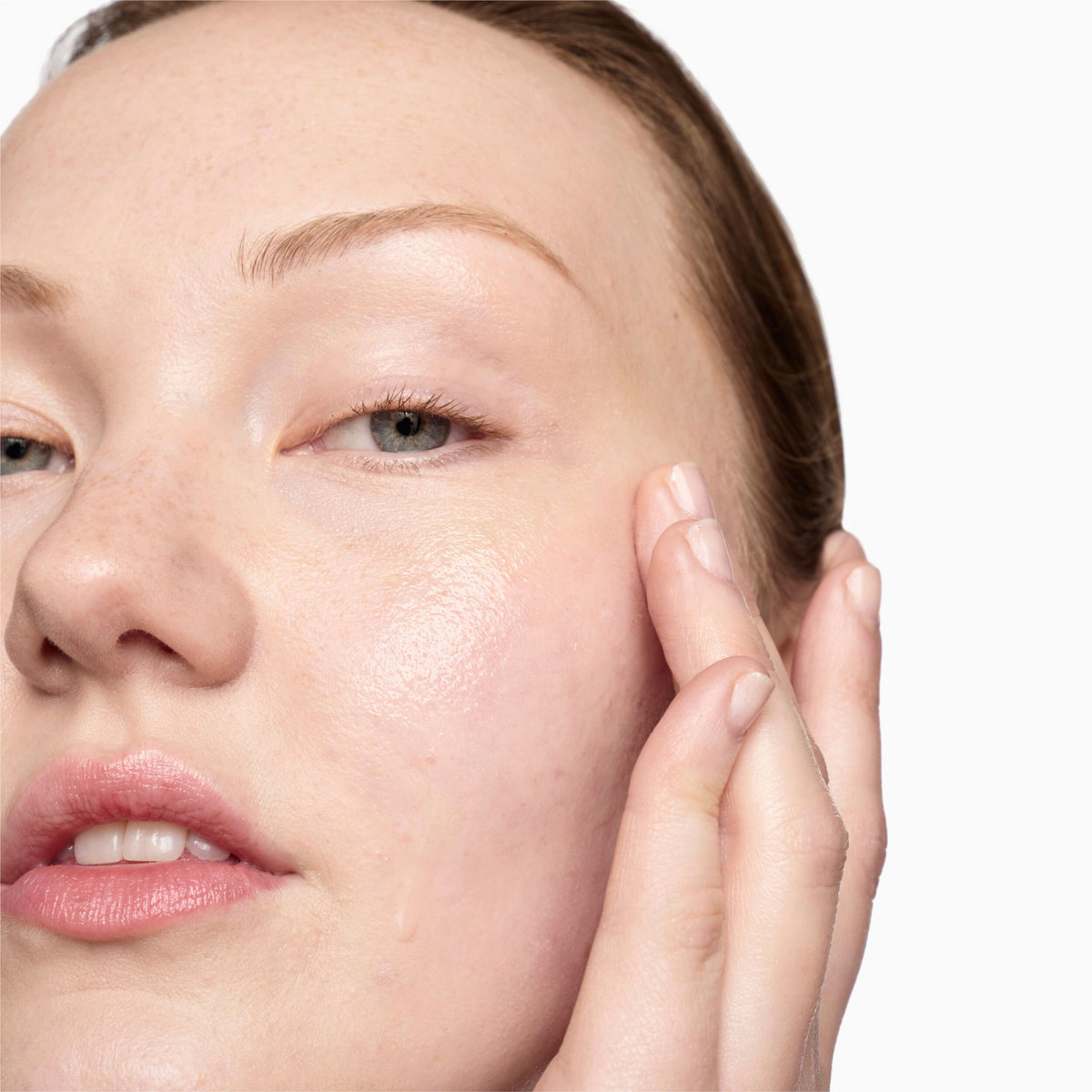 SUPERDROPS_BRIGHTENING_NIACINAMIDE_198671_PDP_ECOM_1X1_model_86_2025_WEB