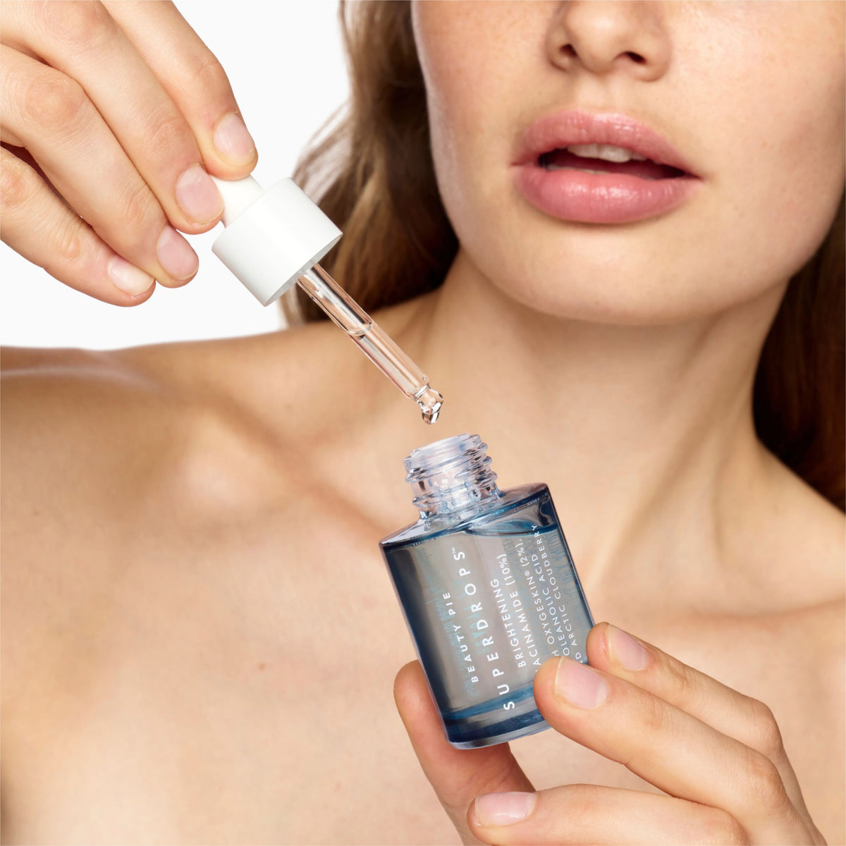 SUPERDROPS_BRIGHTENING_NIACINAMIDE_198671_PDP_ECOM_1X1_model_87_2025_WEB