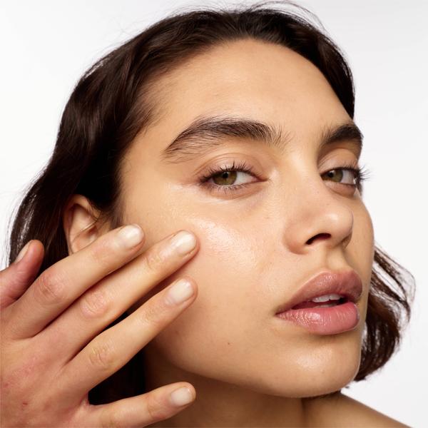 SUPERDROPS_FLASH_FACE_LIFT_SERUM_191498_PDP_ECOM_1X1_model_crop_2025_WEB