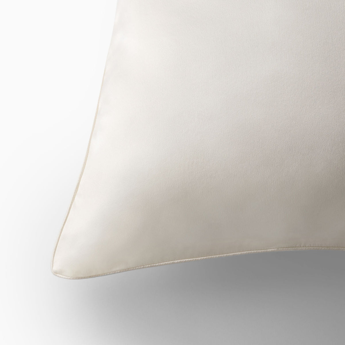 Sleepeasy_Silk_Pillowcase_PDP_ECOM_1X1_CLOSEup1_2025_WEB