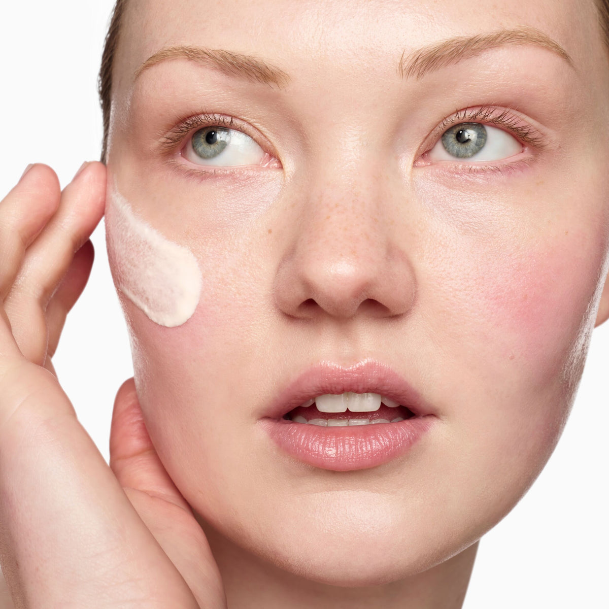 SuperHealthySkin_FeatherlightUVAUVB_SPF50_SunscreenPrimer_1019808_PDP_Model1_1x1_2025_Web