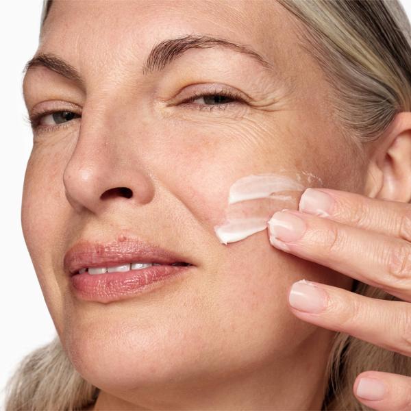 SuperHealthySkin_UltimateAnti-AgeingCream_16333_PDP_Model1_1x1_2025_Web