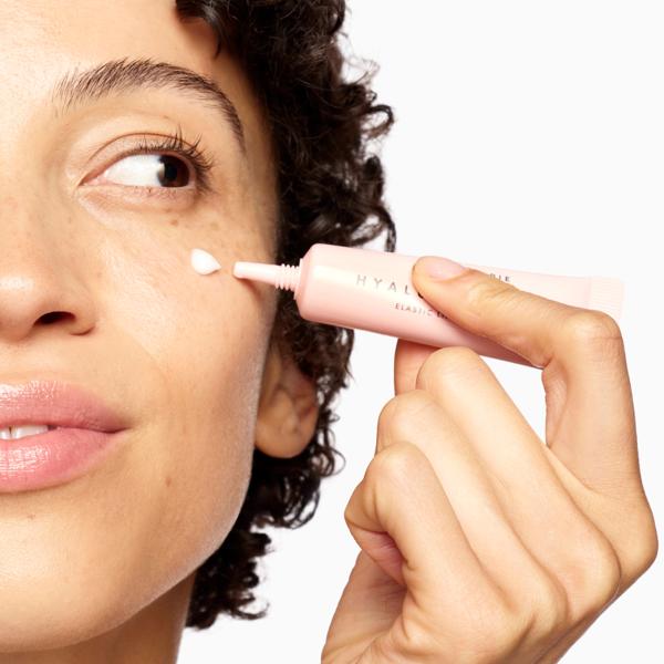 TRIPLE_HYALURONIC_ACID_ELASTIC_LIFTING_EYE_SERUM_191726_PDP_ECOM_1X1_MODEL_107_2025_WEB