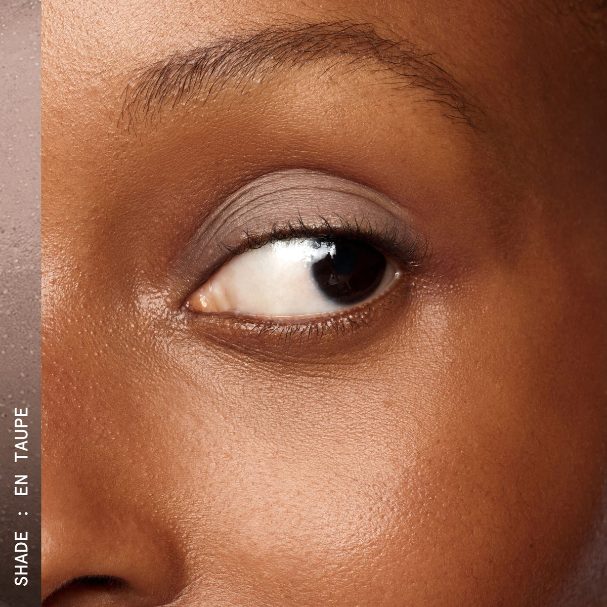 WONDERCOLOUR-SHADOW-STICK_EN-TAUPE_MODEL3_PDP_WEB