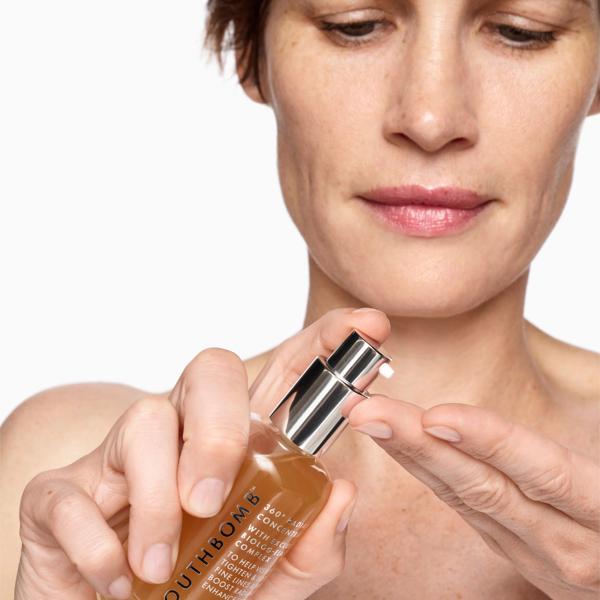 YB_360_RADIANCE_CONCENTRATE_SERUM_62466_PDP_ECOM_1X1_MODEL_58_2025_WEB