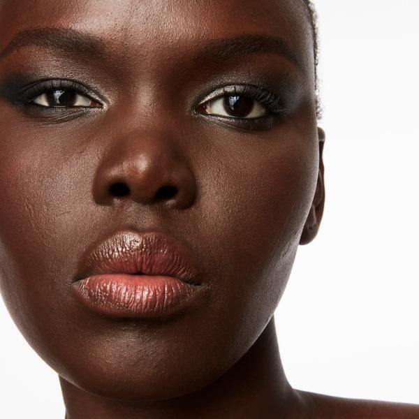 everyday_great_skin_foundation_950_java_193140_elizabeth_CSL_model_4_WEB