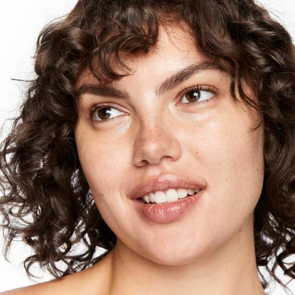 superluminous_serum_concealer_light_medium_70852_CSL_model_lucy_2_WEB
