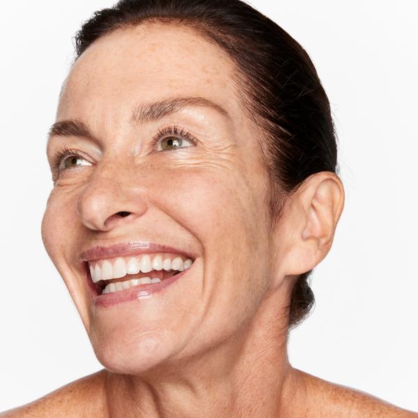 superluminous_serum_concealer_medium_70869_CSL_model_jo_1_WEB