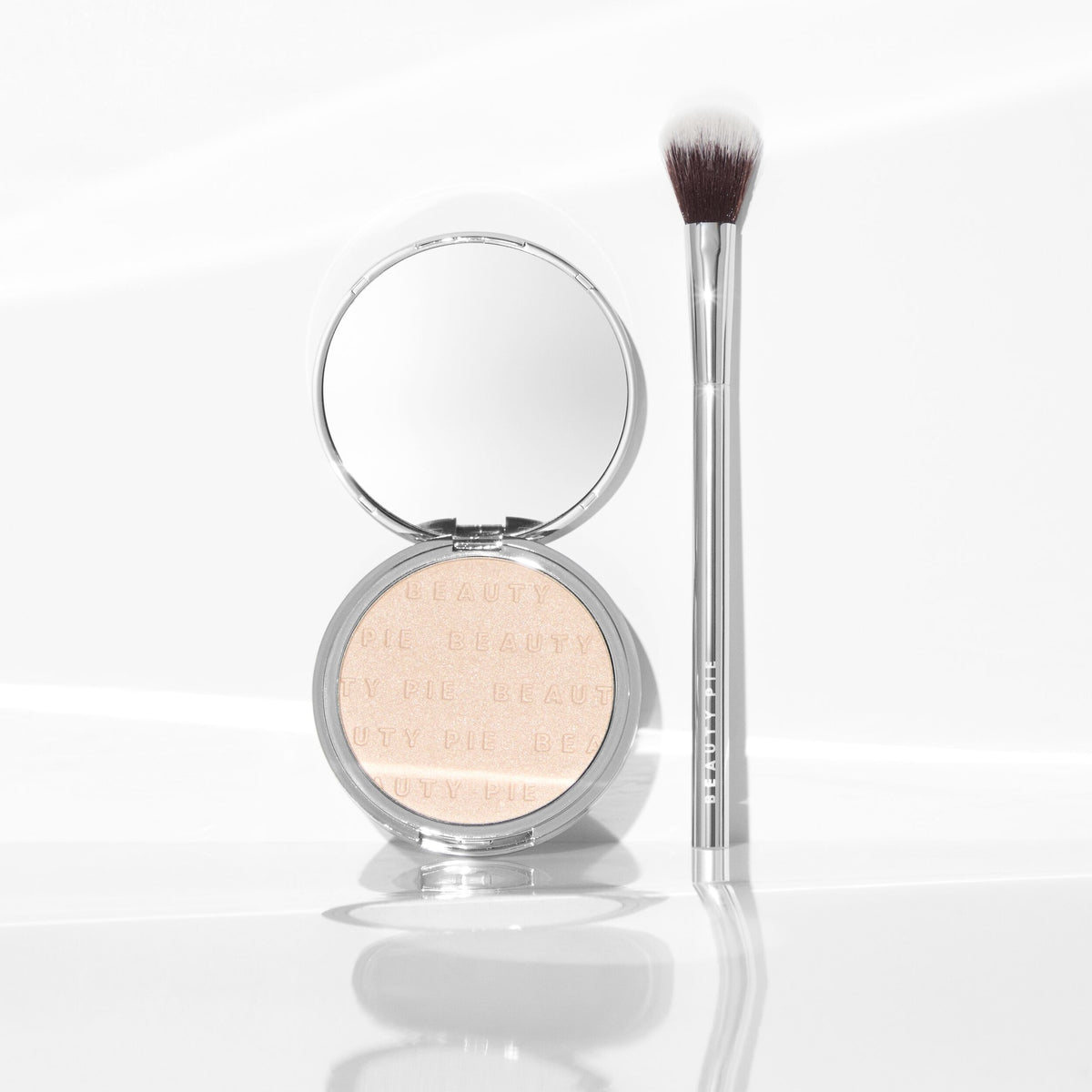 Makeup Must Haves Triple Powder Highlighter & Brush